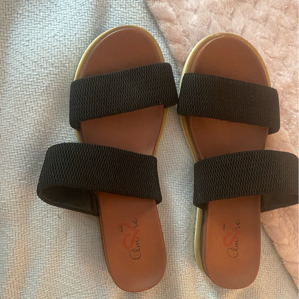 Sandals with a little heel🖤